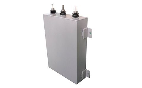 電容器的容量大小與什么有關？為什么？